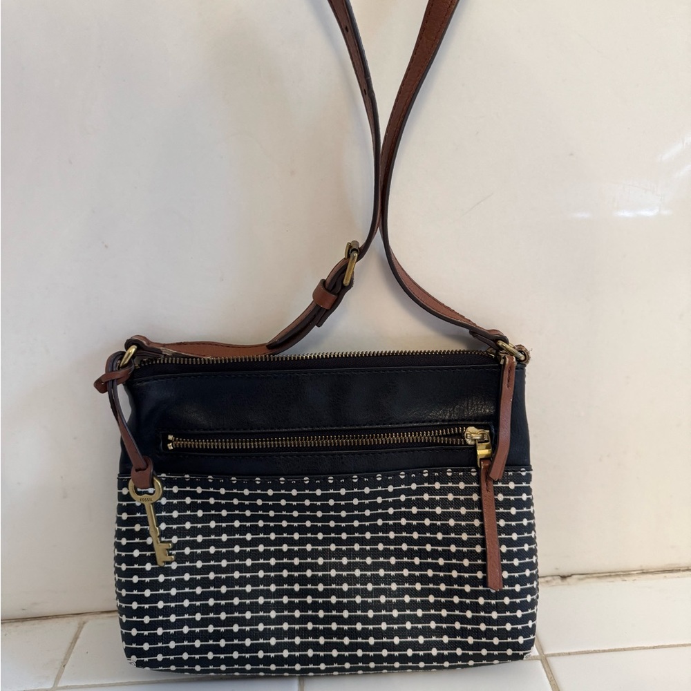 Black FOSSIL crossbody with brown adjustable strap. - Picture 2 of 4